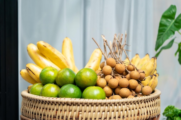 Asia Orange Banana et Longan dans le panier sur le terrain extérieur prêt à manger