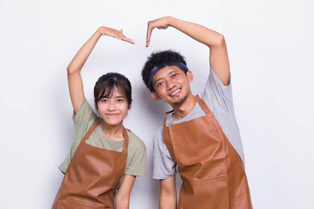 Asian couple barista serveur porte un tablier avec signe d'amour isolé sur fond blanc