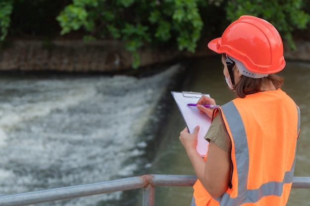 Asian Female engineering travaillant xA à l'usine de traitement des eaux uséesBiologiste marin analysant les résultats des tests d'eauConcept de la journée mondiale de l'environnement