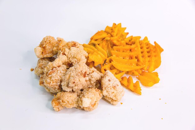 Photo asian fried chicken popcorn et fried crispy waffle fries combo sur fond blanc