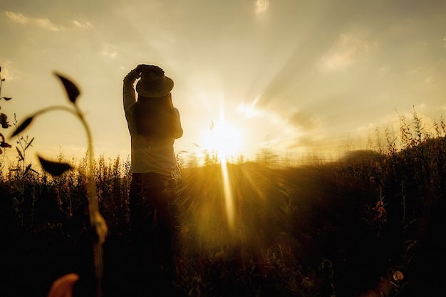 Asian hipster jolie jeune fille adolescent jouissant du coucher de soleil au sommet.