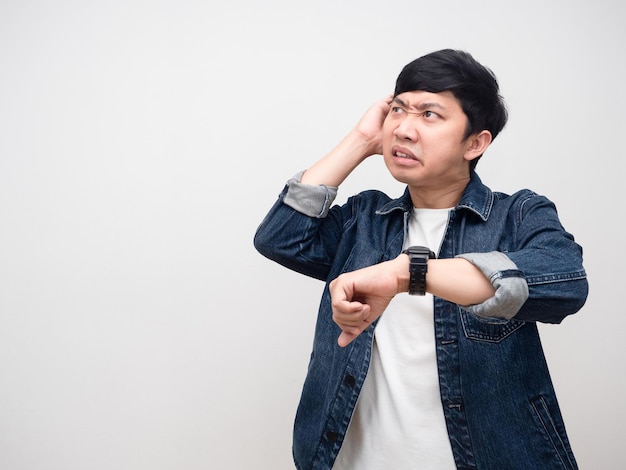 Asian man jeans shirt show watch sent des maux de tête en regardant l'espace de copie