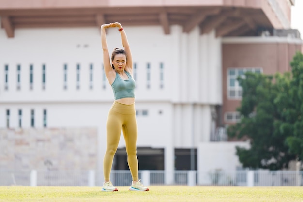 Asian Sport fitness model Asian stretching avant de commencer à courir le matin