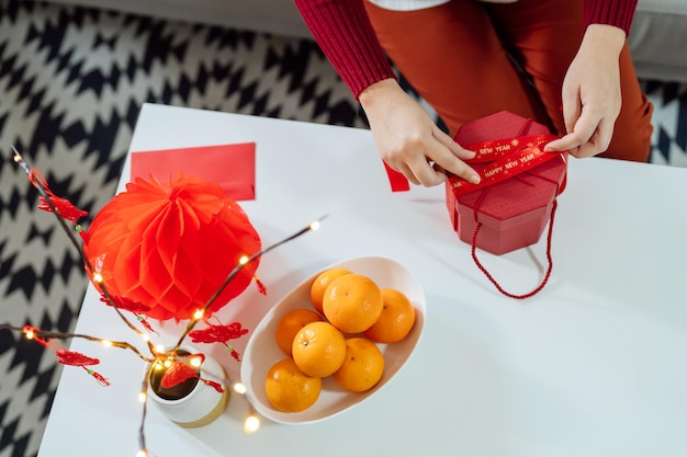 Asian Woman holding red gift box présent reconnaissant du Nouvel An lunaire fête traditionnelle chinoise culture du nouvel an lunaire