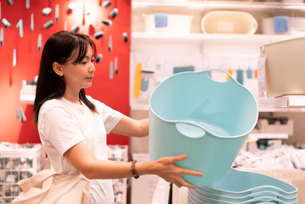 Photo asian woman shopping meubles pour décorer la maison