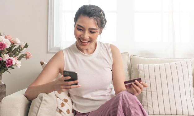 Asian woman using smartphone achats en ligne avec carte de crédit Mode de vie Paiement facile à l'aide de smart phone