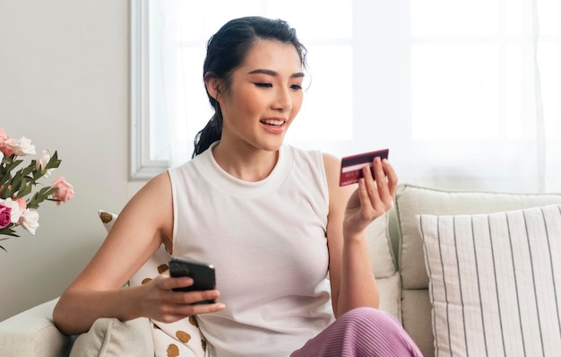 Asian woman using smartphone achats en ligne avec carte de crédit Mode de vie Paiement facile à l'aide de smart phone
