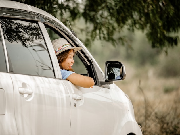 Asiat en voiture avec concept de voyage de carte