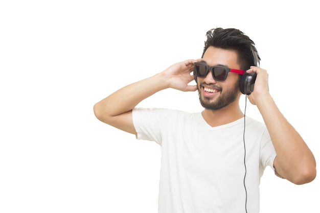 Asiatique bel homme avec une moustache, sourire et rire écouter de la musique avec un casque isolé sur wh