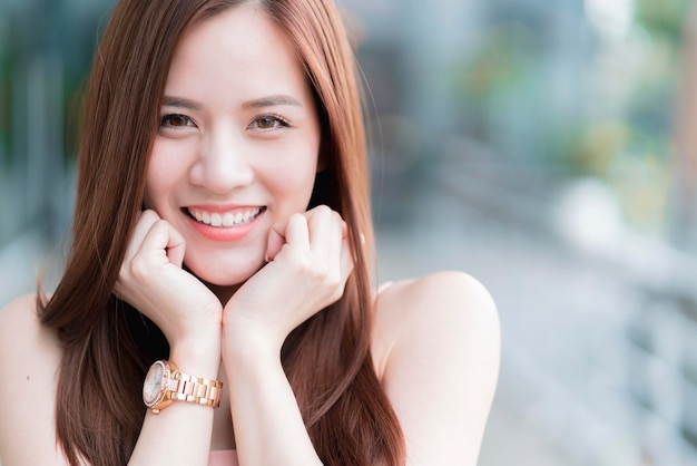 Asiatique belle femme cheveux longs mode portrait robe rose sourire avec bonheur et gai