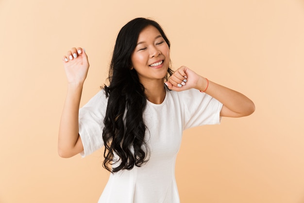 Asiatique belle femme séduisante posant isolé à l'intérieur dansant.