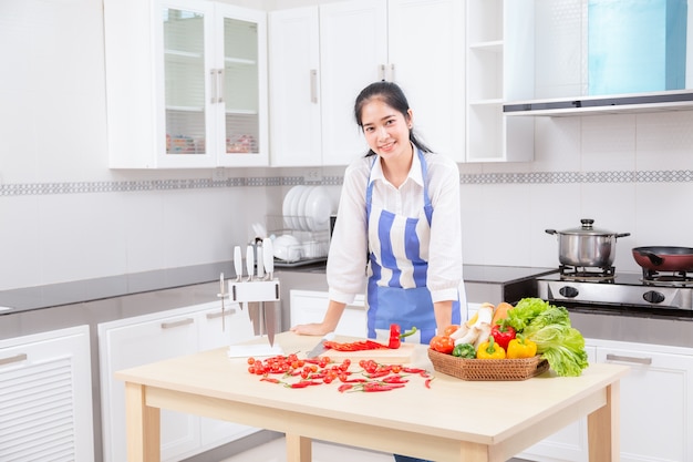 Asiatique Belle Jeune Femme En Cuisine Mélange La Pâte.