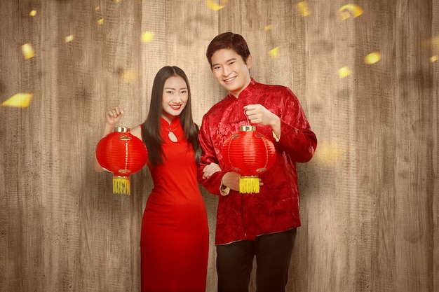 Asiatique, chinois, couple, robe, cheongsam, tenue, chinois, lanterne