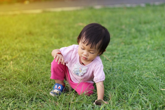 Asiatique enfant fille assise sur le sol.