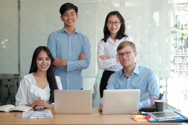 Asiatique exécutif homme d'affaires femme d'affaires homme femme souriant au lieu de travail. équipe commerciale