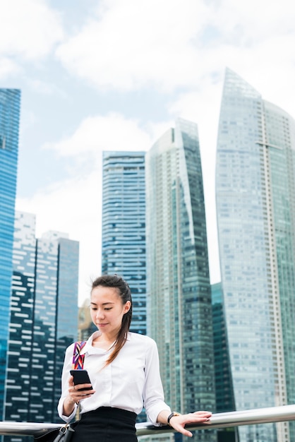 Asiatique femme d&#39;affaires dans une ville