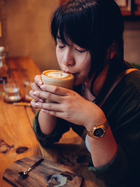 Asiatique femme buvant du café au café-restaurant café