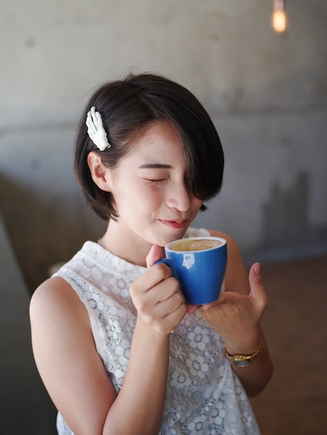 Asiatique femme buvant du café au café