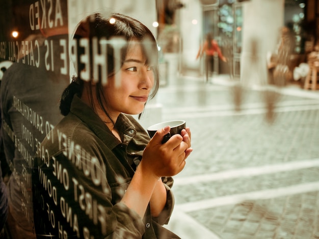 Asiatique femme buvant du café au café