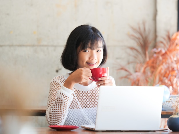 Asiatique femme buvant du café et se détendre dans un café