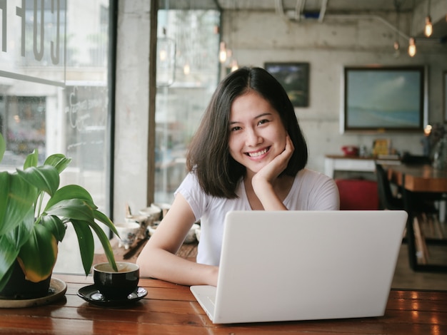 Asiatique femme buvant du café et se détendre dans un café