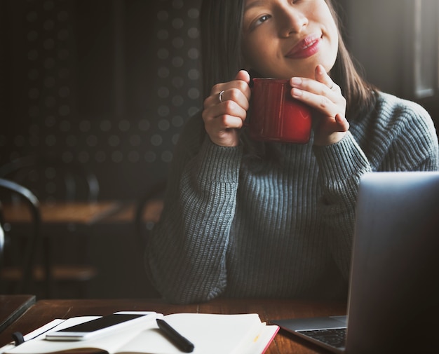 Asiatique femme buvant du café