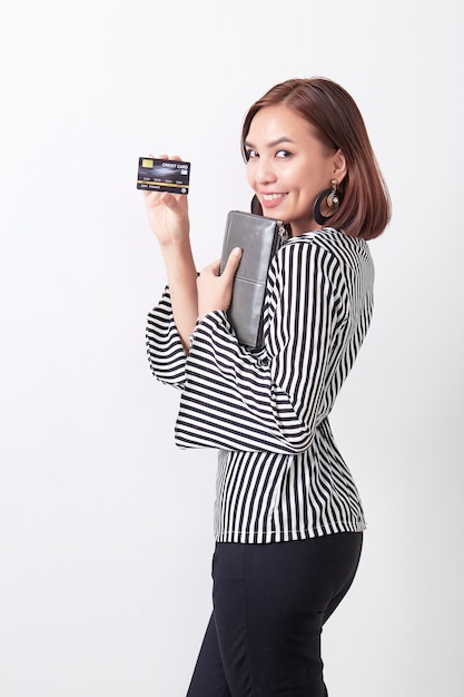 Asiatique femme détenant une carte de crédit