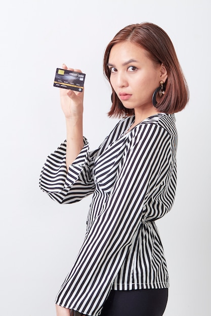 Asiatique femme détenant une carte de crédit