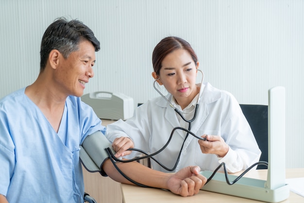 Asiatique femme médecin vérifiant son patient