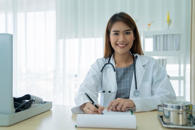 Asiatique femme médecin