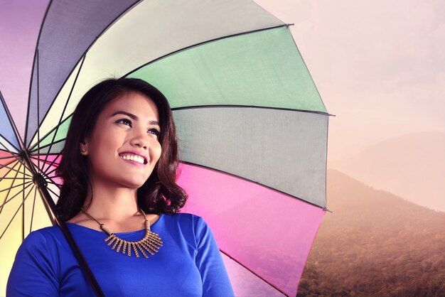 Asiatique, femme, parapluie, sourire