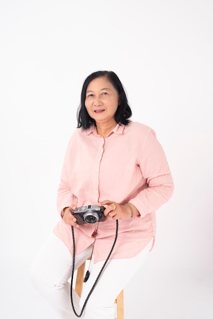Asiatique femme plus âgée avec appareil photo