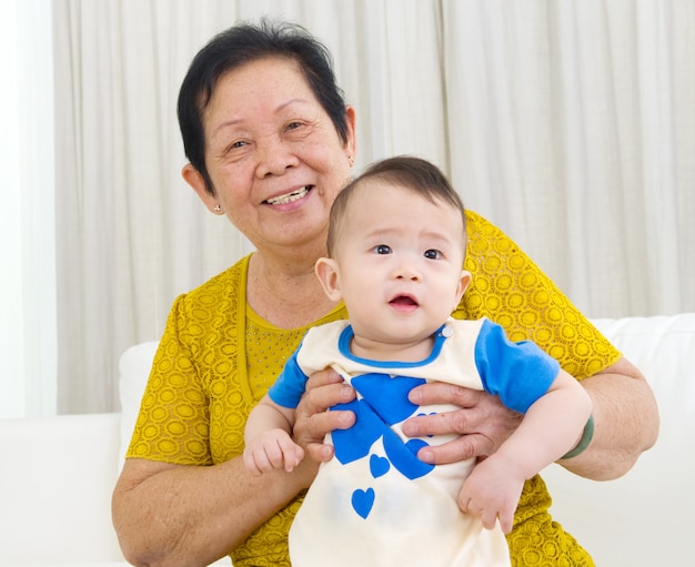 Asiatique femme senior avec petit-enfant