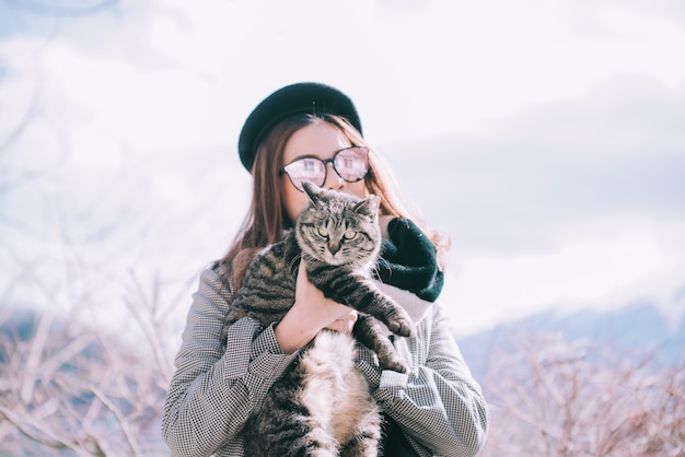 Photo asiatique, femme, tenue, chat, dehors, japon, hiver