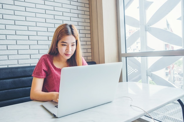 Asiatique fille travaillant dans un café avec un free.frein.female se connectant à internet