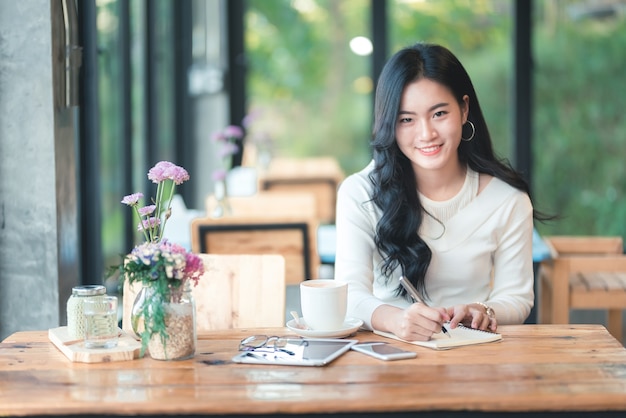 Asiatique fille travaillant dans un café