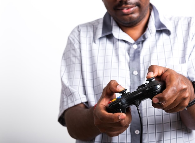 Asiatique heureux portrait jeune homme noir drôle utiliser la main jouant au contrôleur de manette de manette de jeu vidéo, prise de vue en studio isolée sur fond blanc