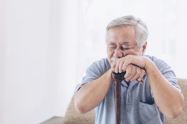 Asiatique homme senior patients maux de dents fait mal - concept médical et de soins de santé de patients âgés