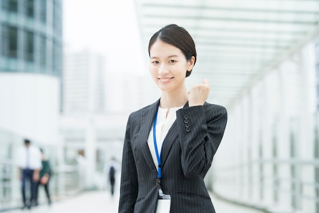 Asiatique jeune femme d'affaires acclamant