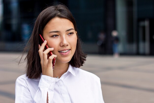 Photo asiatique, jeune, femme affaires, conversation téléphone portable