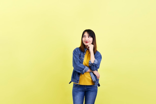 Asiatique jeune femme brune dans la veste jean souriant posant