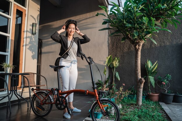 Photo asiatique jeune femme portant un casque de vélo pour la sécurité