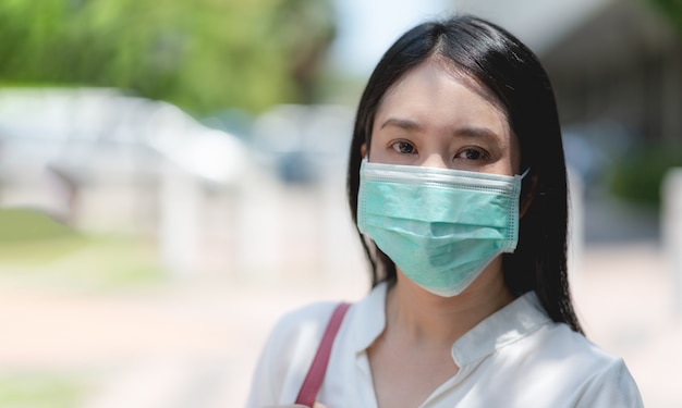 Asiatique, jeune femme, porter, masque chirurgical, protection faciale