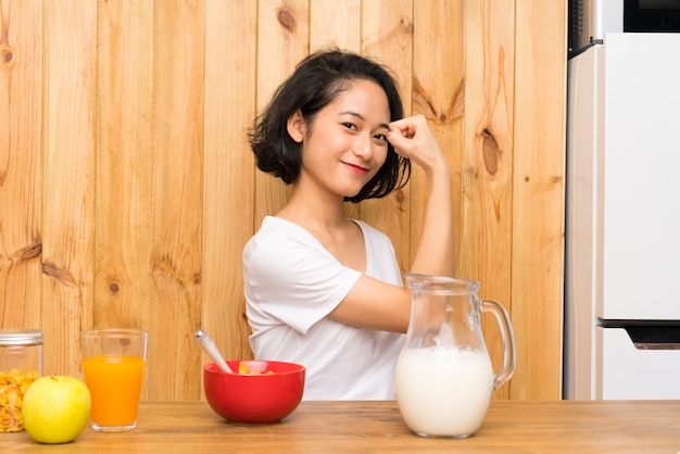 Asiatique Jeune Femme Prenant Son Petit Déjeuner Lait Faisant Un Geste Fort