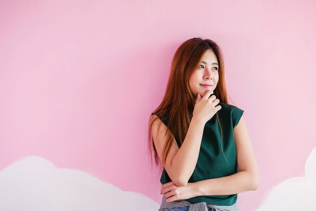 Asiatique jeune femme réfléchie avec visage souriant