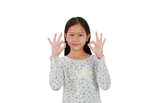 Asiatique jeune fille enfant montrer doigts ok symbole langage des signes isolé sur fond blanc Image avec un tracé de détourage