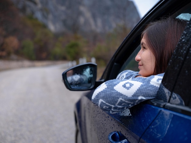 Asiatique jeune hipster femme voyageant en vacances