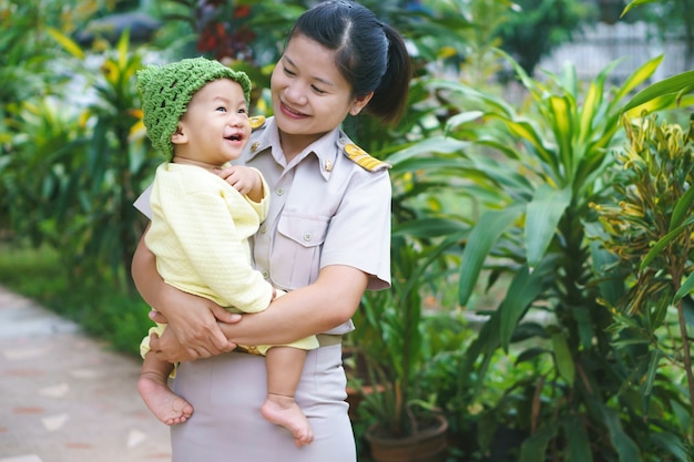 Asiatique mère tenant son bébé