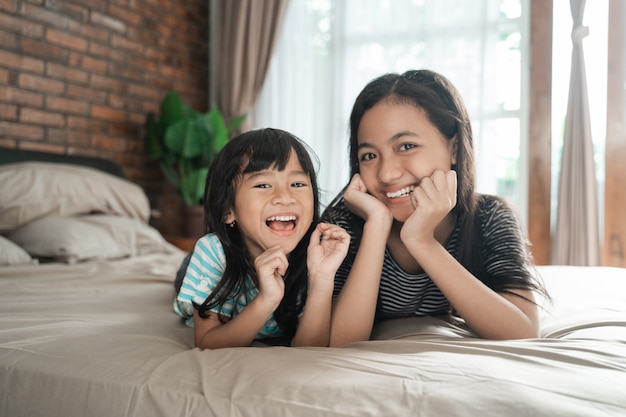 Asiatique, mignon, heureux, soeurs, sourire