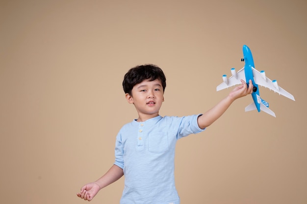Asiatique mignon petit garçon tenir un jouet d'avion